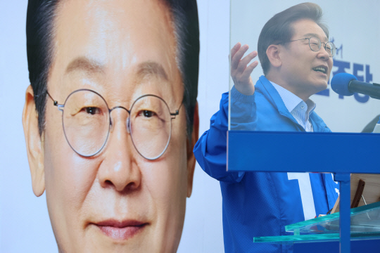 이재명 더불어민주당 대선 후보가 20일 경기 고양 일산문화광장에서 열린 집중유세에서 시민들에게 지지를 호소하고 있다. 연합뉴스